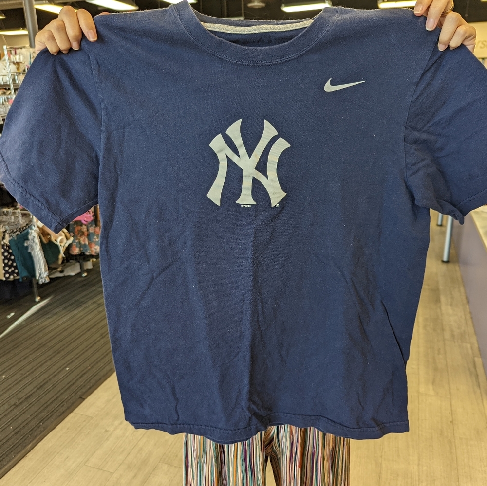 Vintage Navy Blue New York Yankees T-shirt - medium size